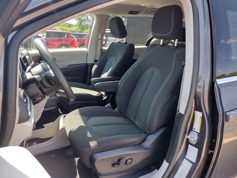 Used 2023 Chrysler Voyager LX FWD image 2