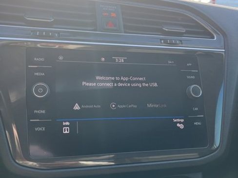 Used 2021 Volkswagen Tiguan SE image 43