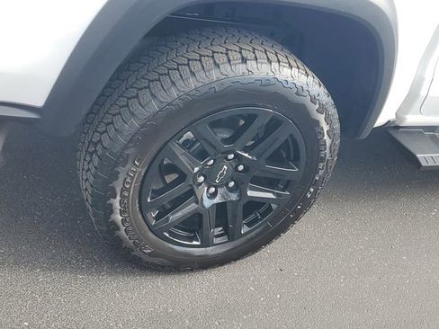 Certified 2024 Chevrolet Colorado Trail Boss w/ Technology Package AWD/4WD image 5