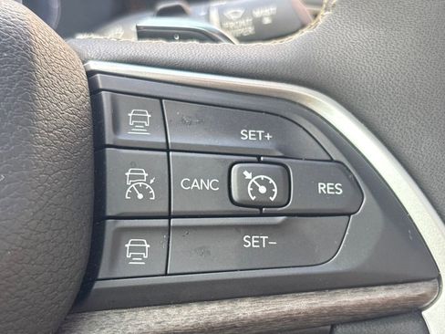 Used 2024 Jeep Grand Cherokee Limited w/ Luxury Tech Group II image 19