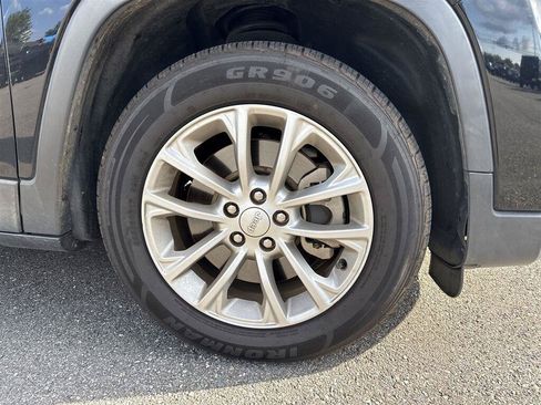 Used 2019 Jeep Cherokee Latitude w/ Cold Weather Group FWD image 9