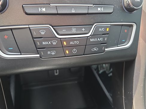 Used 2017 Ford Fusion SE w/ Equipment Group 201A FWD image 30