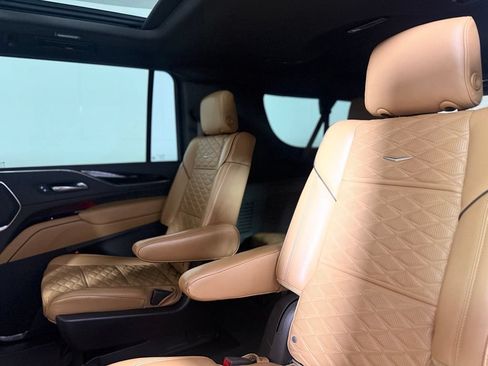 Used 2021 Cadillac Escalade ESV Premium Luxury AWD/4WD image 24
