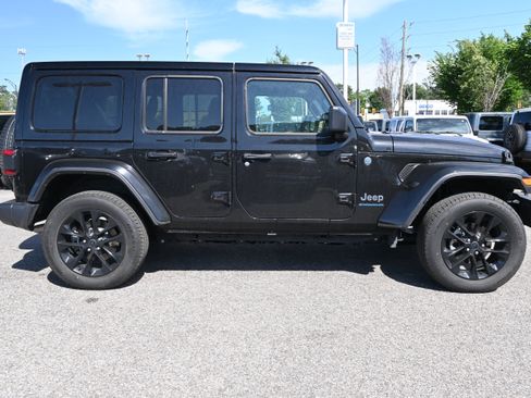 Used 2025 Jeep Wrangler Unlimited Sahara w/ Safety Group AWD/4WD image 11