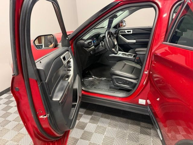 Used 2023 Ford Explorer XLT w/ Equipment Group 202A AWD/4WD image 14