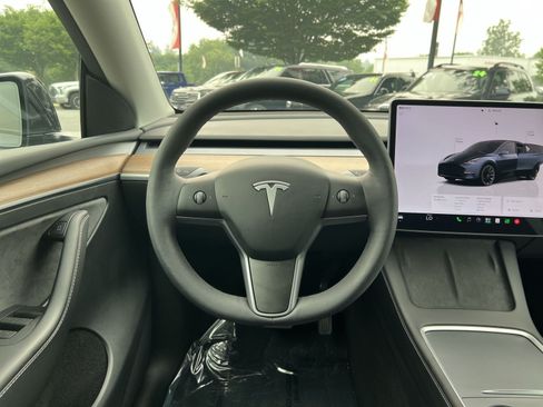 Used 2024 Tesla Model Y Long Range AWD/4WD image 16