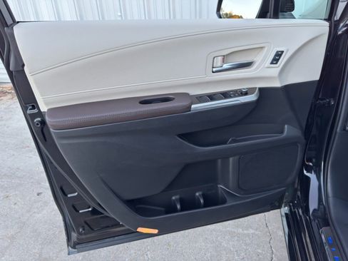 Used 2024 Toyota Sienna Platinum image 47