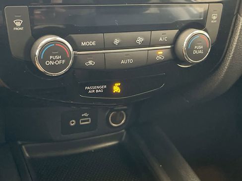 Used 2019 Nissan Rogue SV image 18