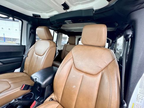 Used 2013 Jeep Wrangler Unlimited Sahara image 11