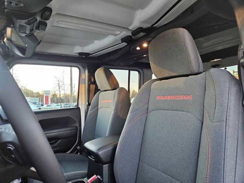 Used 2025 Jeep Wrangler Unlimited Rubicon w/ Technology Group image 23