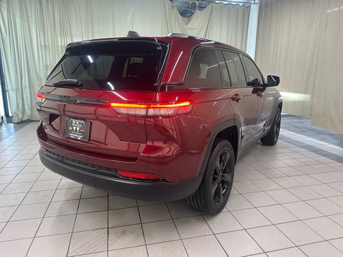 Used 2024 Jeep Grand Cherokee Altitude AWD/4WD image 5