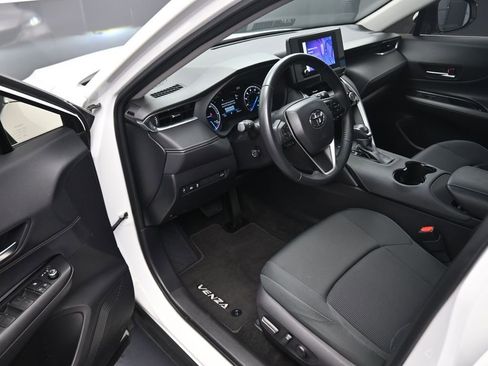 Used 2023 Toyota Venza LE image 12