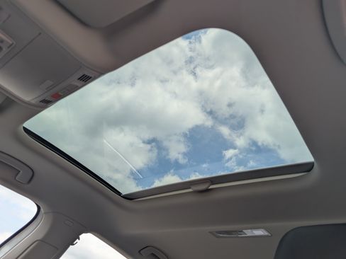 Used 2025 Volkswagen Jetta SE w/ Sunroof Package FWD image 15