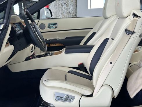 Used 2020 Rolls-Royce Dawn image 13