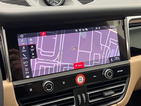 Certified 2025 Porsche Macan image 17