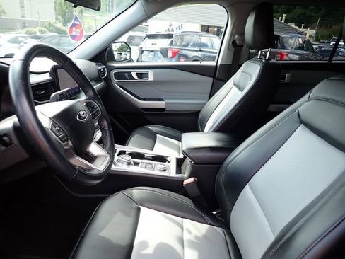 Used 2022 Ford Explorer XLT w/ Equipment Group 202A AWD/4WD image 11
