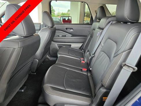 Used 2025 Nissan Pathfinder SL FWD image 11