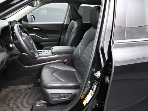 Used 2020 Toyota Highlander XLE image 21