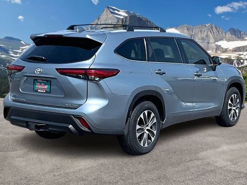 Used 2022 Toyota Highlander XLE AWD/4WD image 2