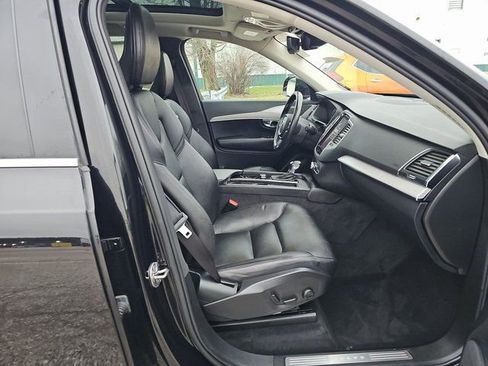 Used 2022 Volvo XC90 T5 Momentum image 5