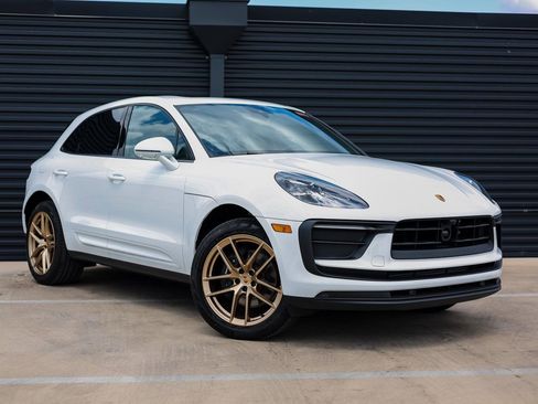Certified 2025 Porsche Macan image 9