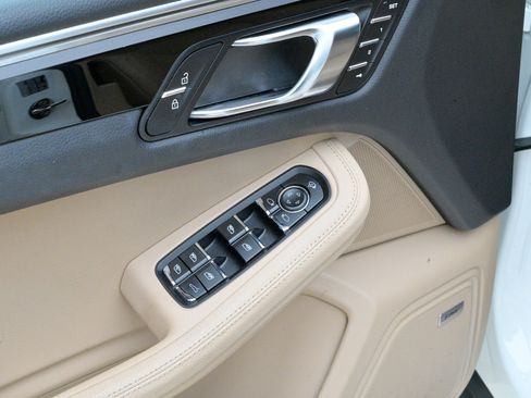 Used 2020 Porsche Macan image 21