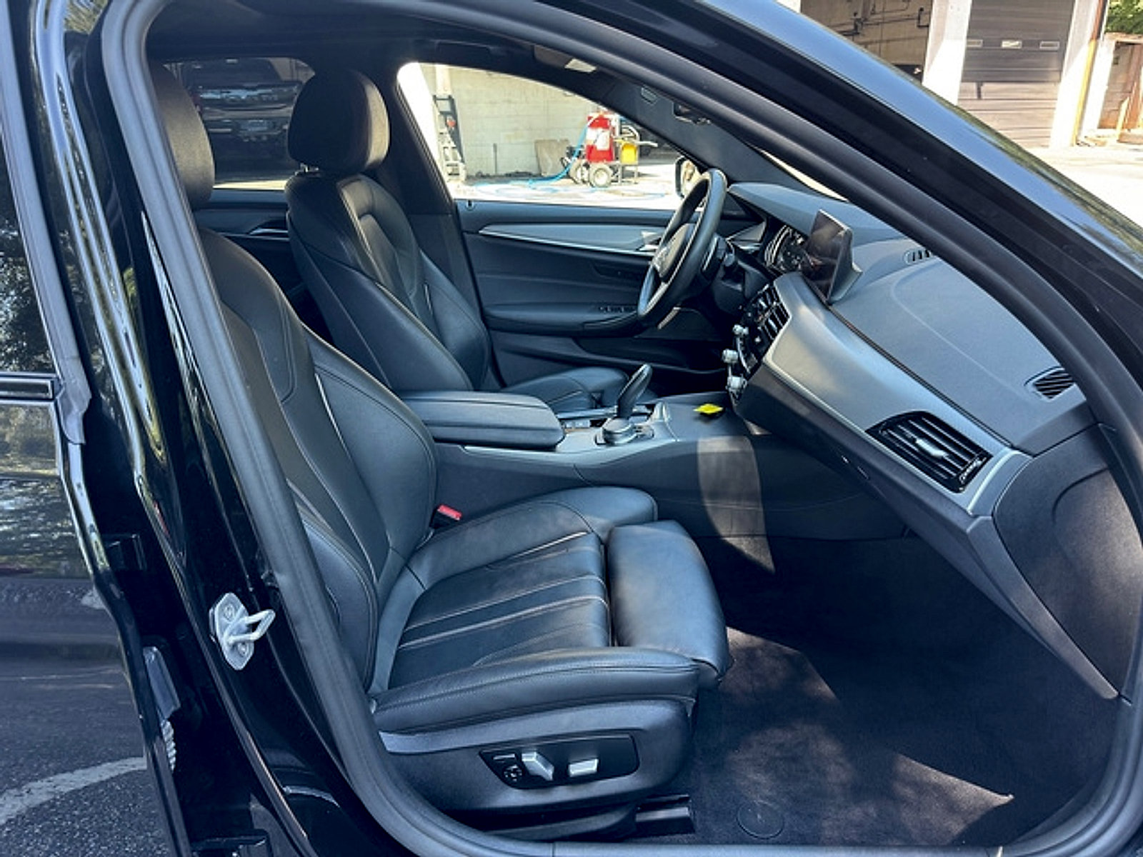 Used 2019 BMW 530i w/ M Sport Package RWD image 16