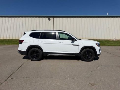Used 2024 Volkswagen Atlas Peak Edition SE AWD/4WD image 2