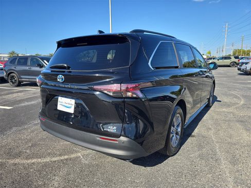 Used 2024 Toyota Sienna XLE image 4