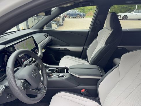 Used 2026 Lexus TX 500h AWD w/ Technology Package image 5