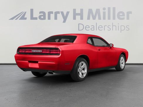 Used 2014 Dodge Challenger SXT image 2
