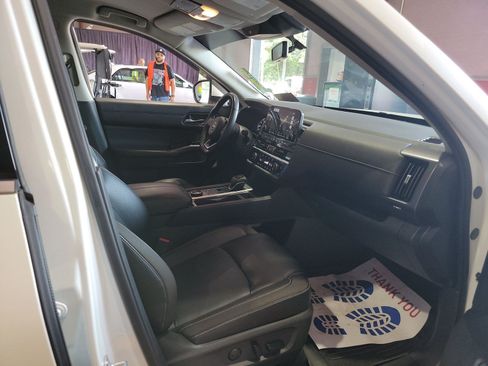 Used 2023 Nissan Pathfinder SL AWD/4WD image 11