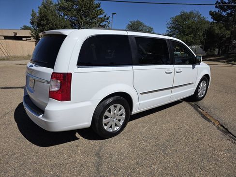 Used 2015 Chrysler Town & Country Touring FWD image 8