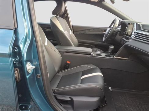 Used 2025 Toyota Camry SE image 13