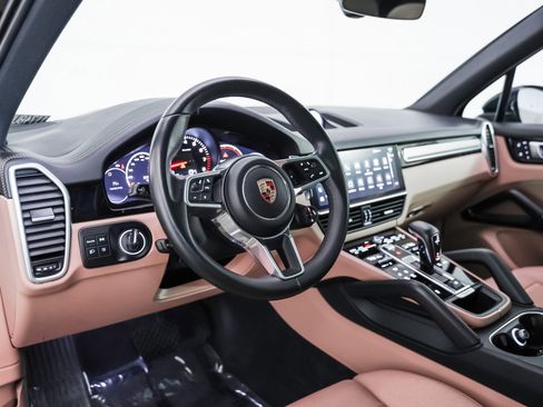 Certified 2023 Porsche Cayenne Platinum Edition image 4