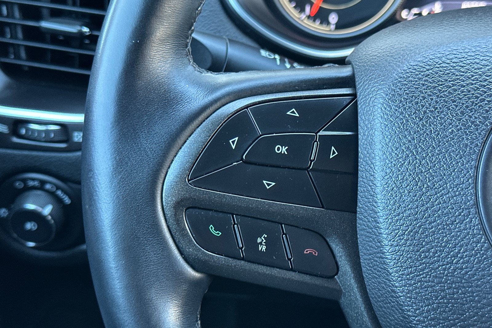 Used 2019 Jeep Cherokee Trailhawk AWD/4WD image 26