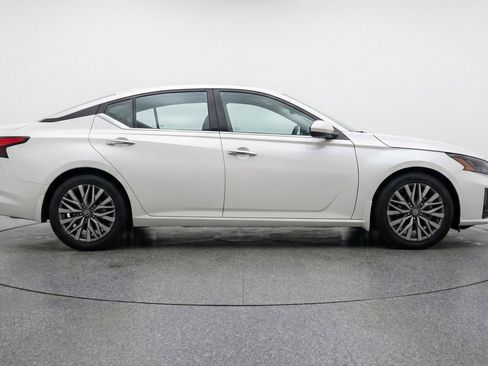 Used 2025 Nissan Altima 2.5 SV FWD image 11