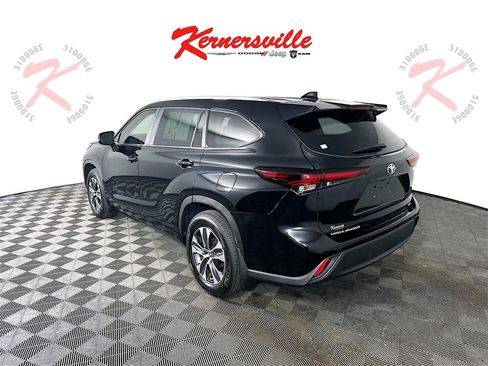 Used 2025 Toyota Highlander XLE image 5