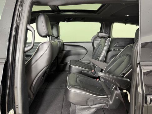 Used 2025 Chrysler Pacifica Limited FWD image 16