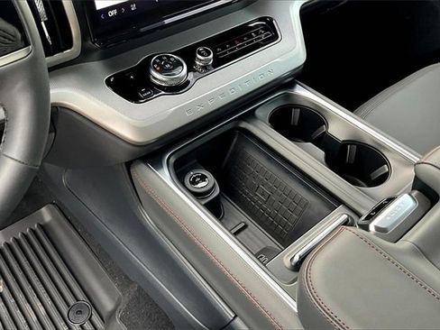 New 2025 Ford Expedition Active image 8