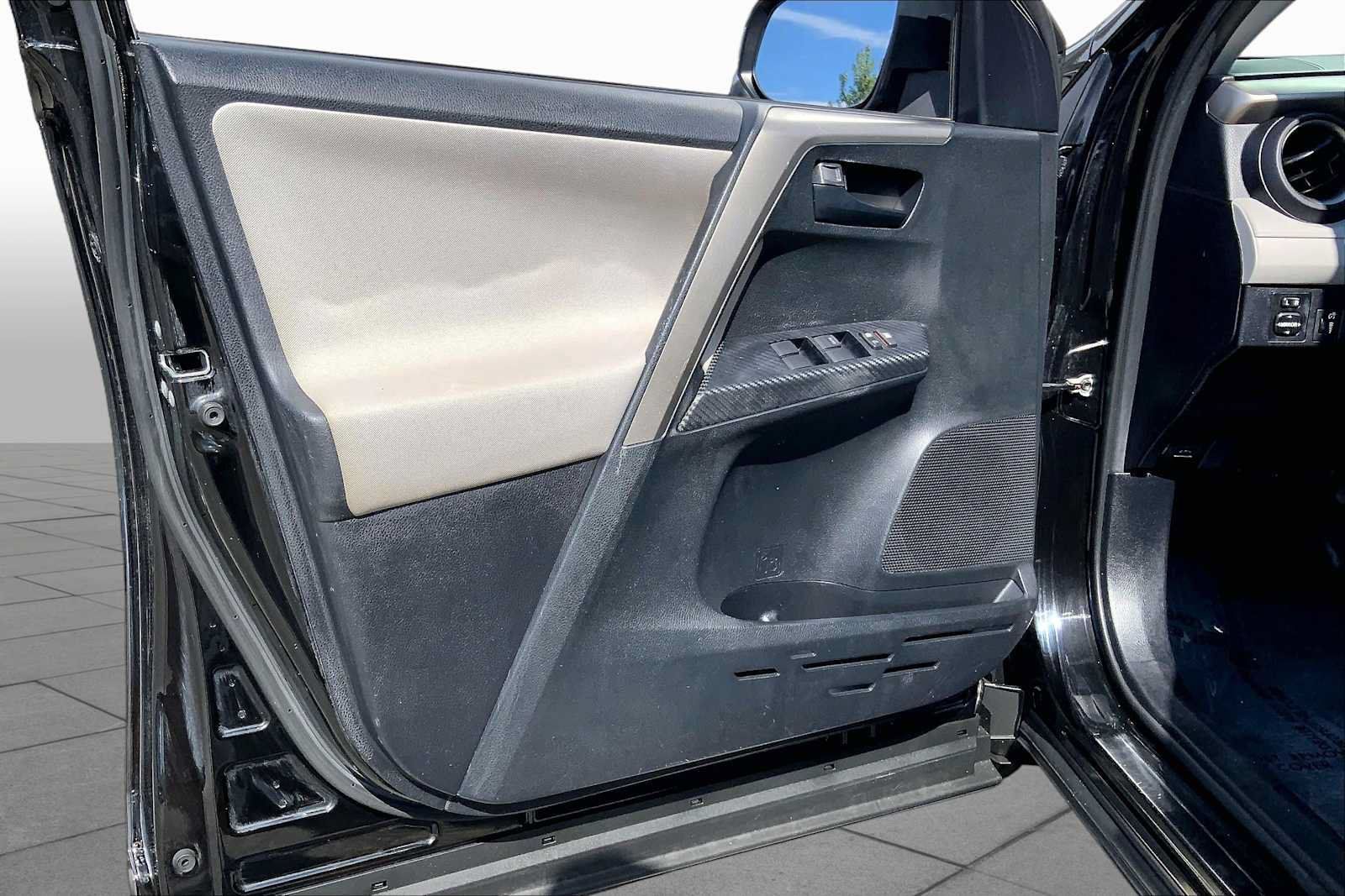Used 2014 Toyota RAV4 LE AWD/4WD image 20