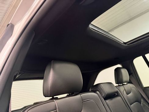 Used 2024 Jeep Grand Cherokee Limited w/ Luxury Tech Group II image 15