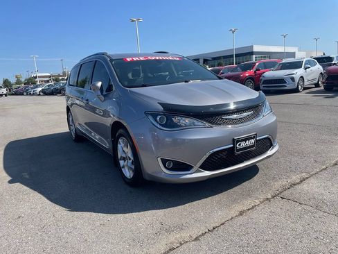 Used 2020 Chrysler Pacifica Touring-L Plus w/ Tire & Wheel Group FWD image 3