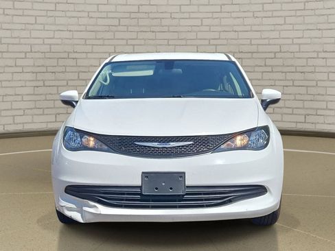 Used 2020 Chrysler Voyager L FWD image 2