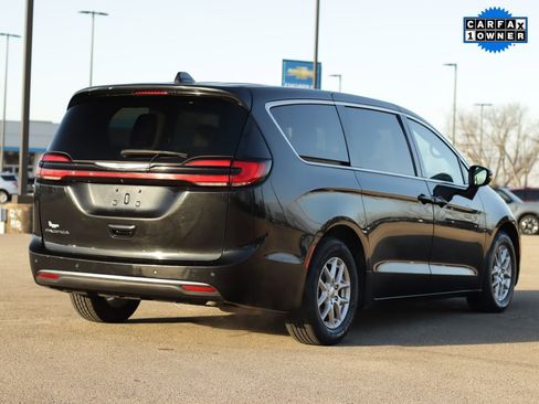 Used 2023 Chrysler Pacifica Touring-L image 7