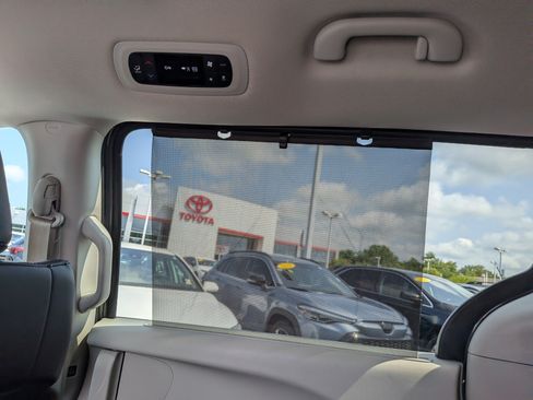 Used 2023 Chrysler Pacifica Touring-L FWD image 17