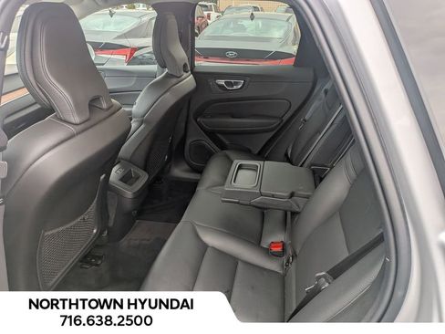 Used 2021 Volvo XC60 T5 Momentum image 30