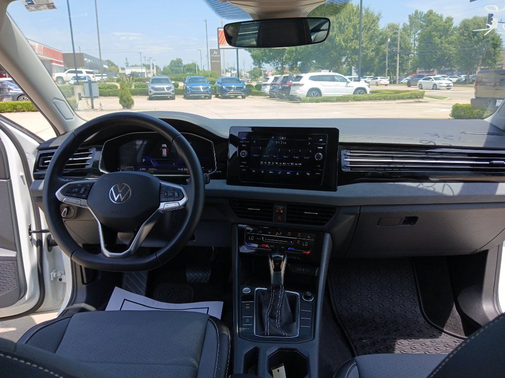 Certified 2025 Volkswagen Jetta SE w/ Sunroof Package FWD image 22