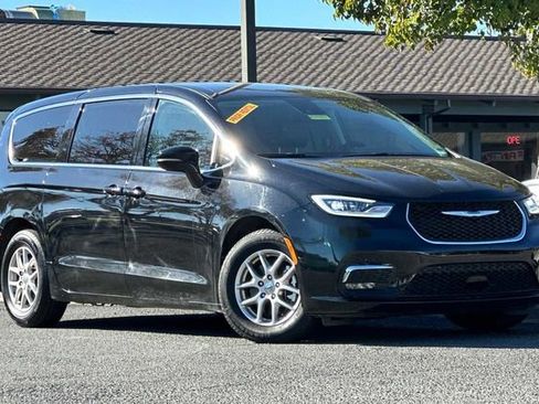 Used 2024 Chrysler Pacifica Touring-L image 2