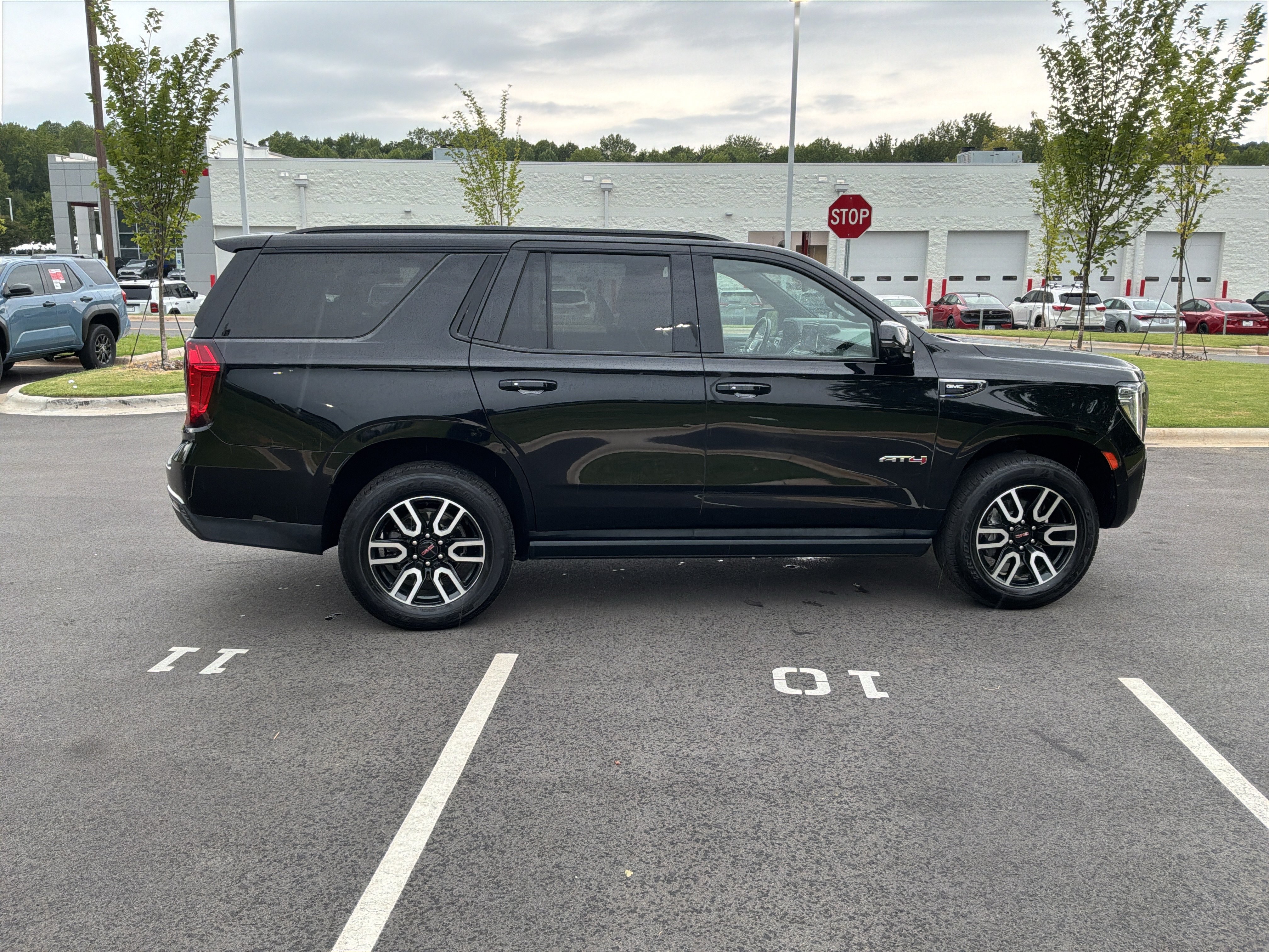 Used 2021 GMC Yukon AT4 w/ AT4 Premium Package AWD/4WD image 11